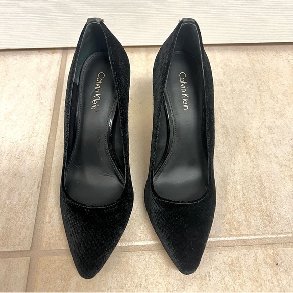 CALVIN KLEIN 'Neema' Pointy Toe Pump In Black Velvet golden heels womens size 6M - Picture 5 of 12